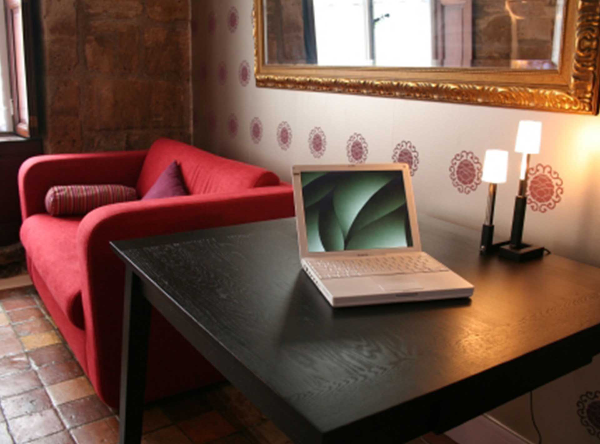 Bureau d'une chambre d'un hotel particulier de Paris 6ème. Réalisation ID Interior Design par Anne-Laure Ferry-Adam, architecte d'intérieur Genève.