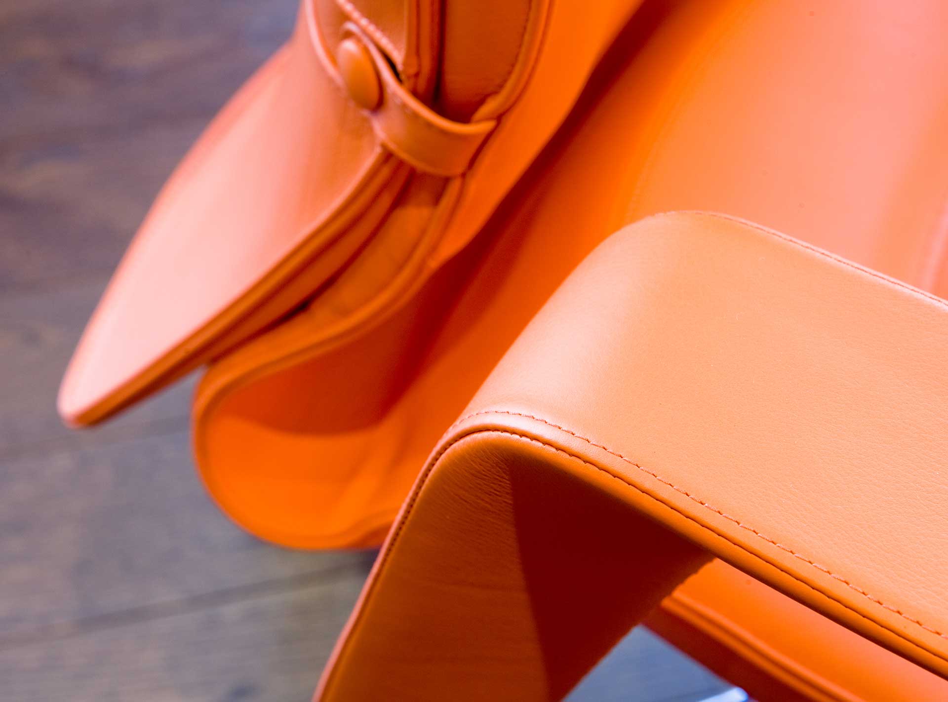 Détail d'une chaise pour ce bureau du quartier des banques à Genève. Réalisation par Anne-Laure Ferry-Adam, architecte d'intérieur pour ID Interior Design.