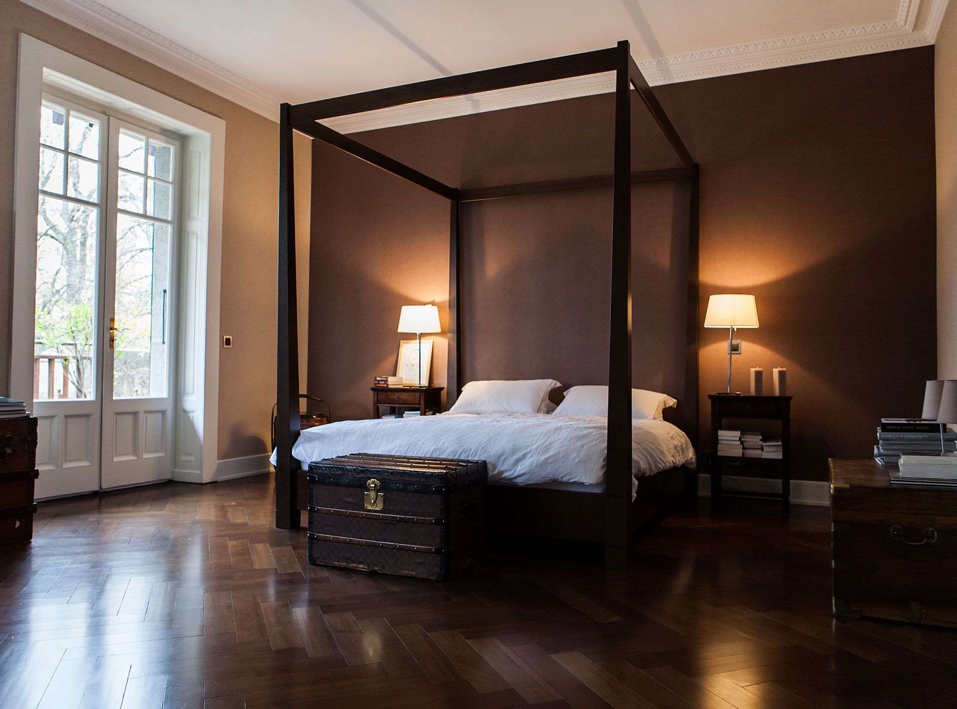 Chambre avec lit à baldaquin d'une maison de maitre à Conches. Réalisation Anne-Laure Ferry-Adam d'ID intérior design, architecte d'intérieur à Genève.