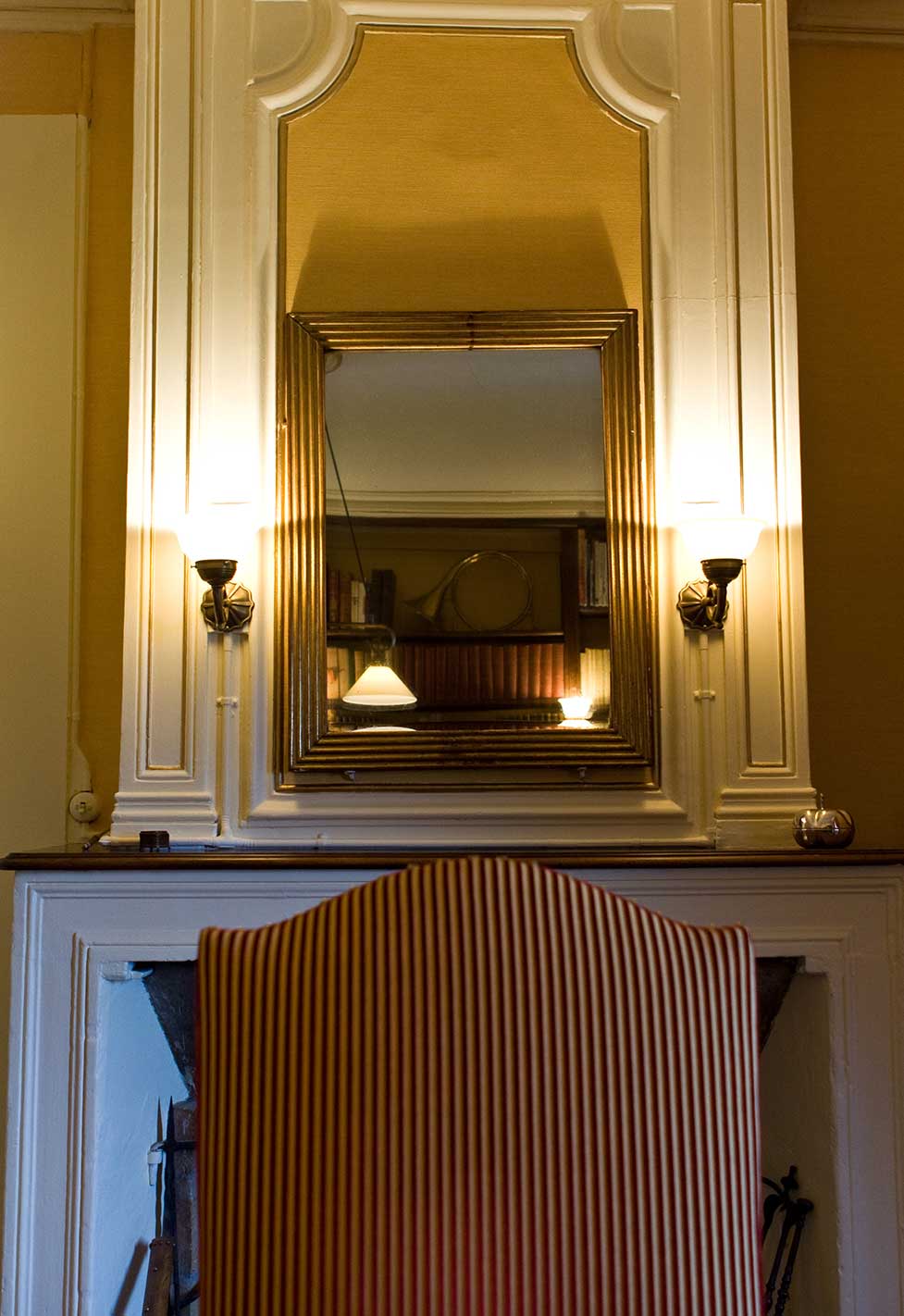 détail cheminée avec tableau de cette maison ancienne à Carouge. Travail réalisé par Anne-Laure Ferry-Adam, architecte d'intérieur à Genève