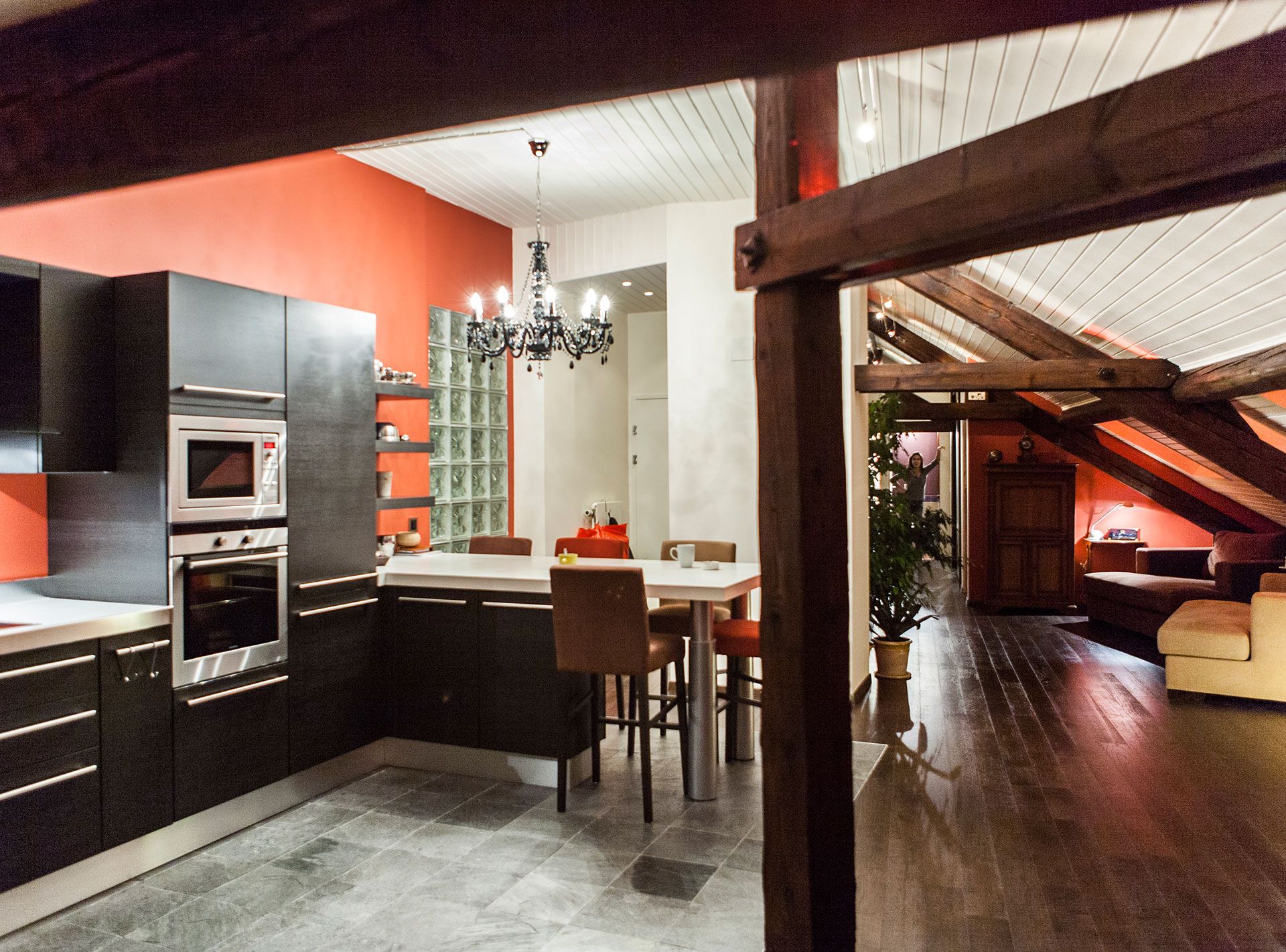 Vue de la cuisine et du salon de ce duplex décoré par Anne-Laure Ferry-Adam , architecte d'intérieur à Genève