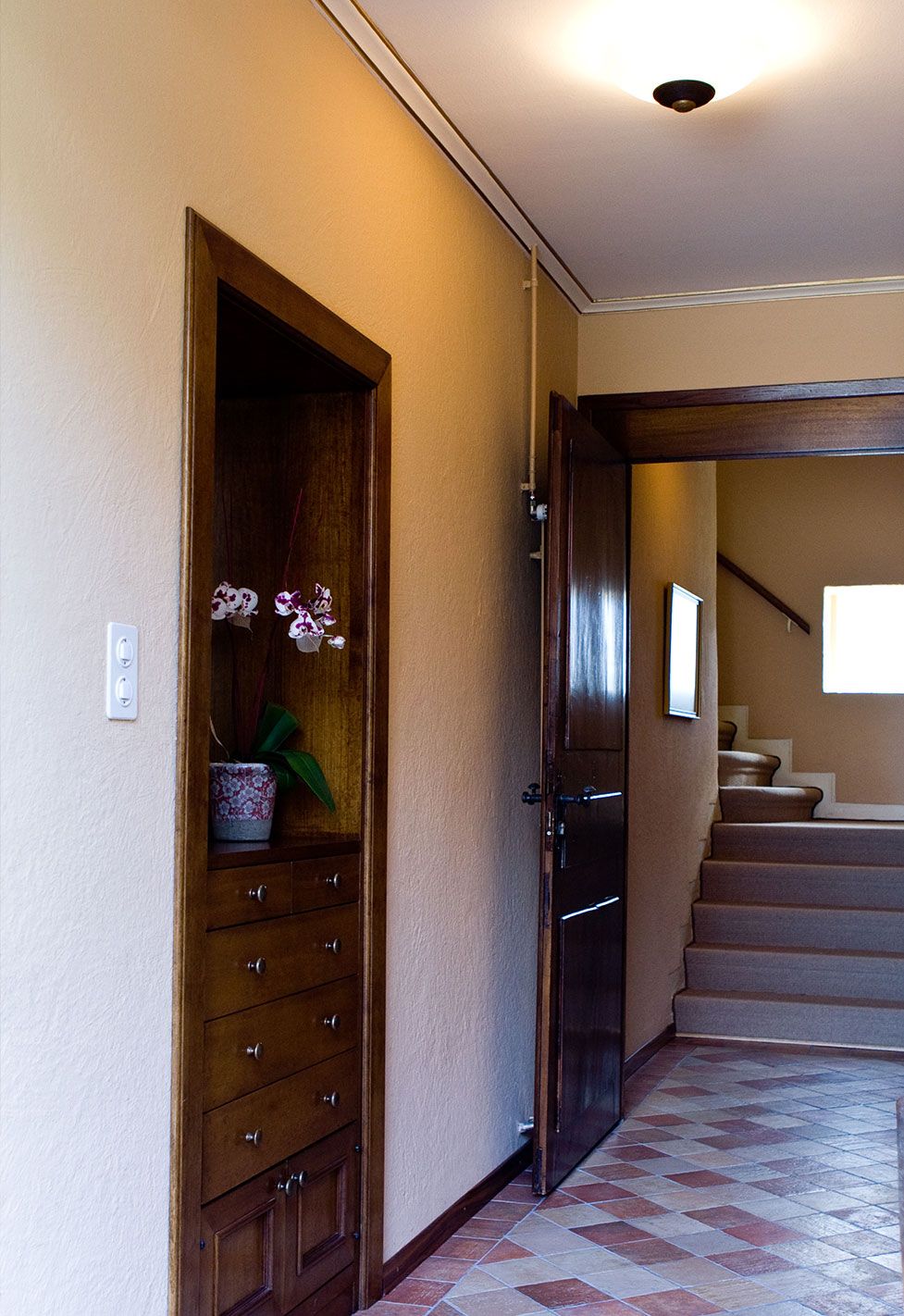 Couloir de cette maison ancienne à Carouge. Réalisation par Anne-Laure Ferry-Adam, architecte d'intérieur à Genève.