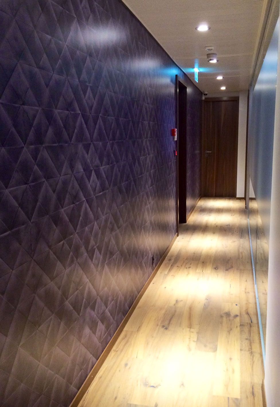 Couloir des bureaux de la fiducière Olexco. Réalisation ID Interieur Design, par Anne-Laure Ferry-Adam, architecte d'intérieur à Genève.