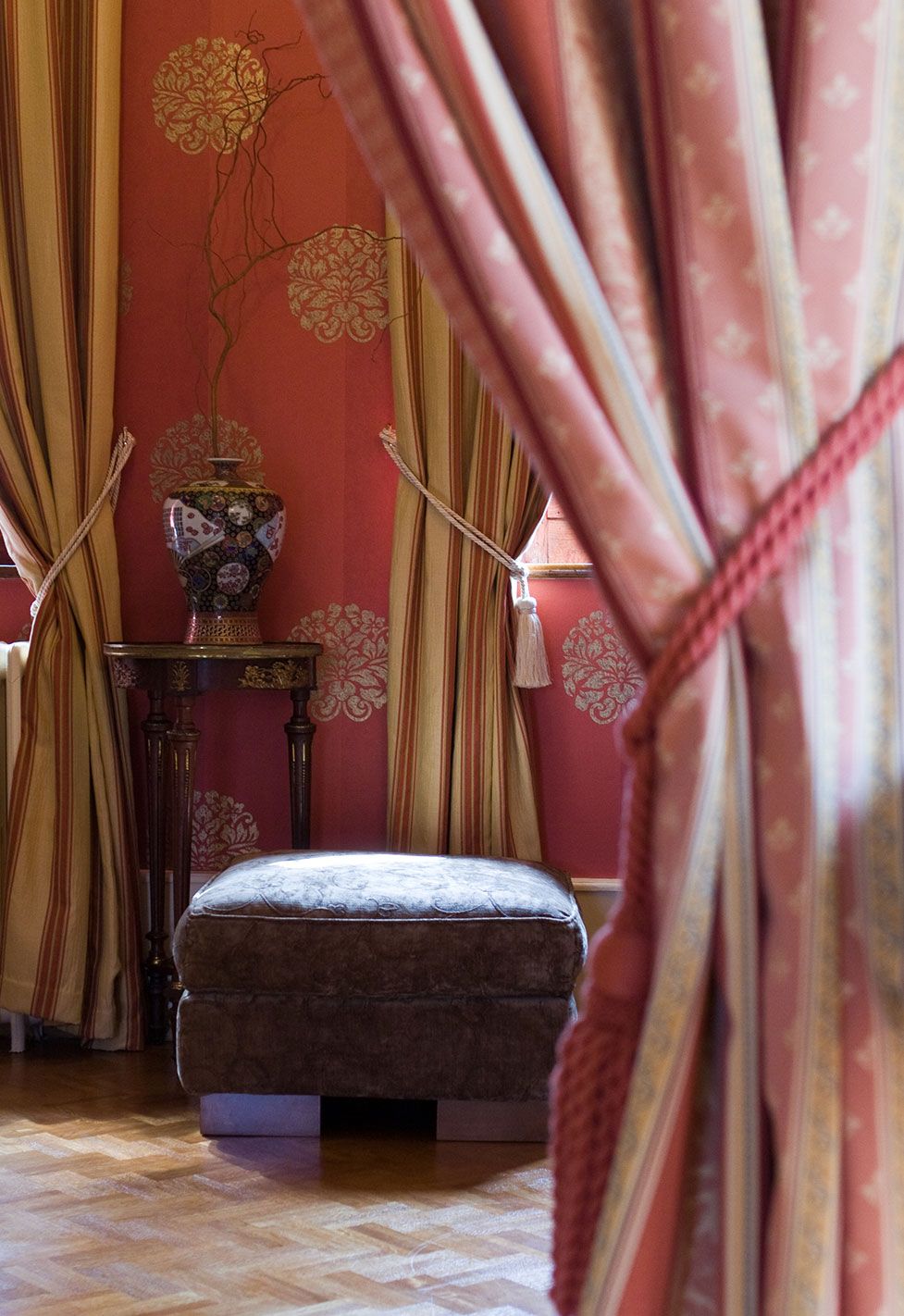 Détail du coussin et de la tapisserie de cette maison ancienne à Carouge. Réalisation par Anne-Laure Ferry-Adam, architecte d'intérieur à Genève.