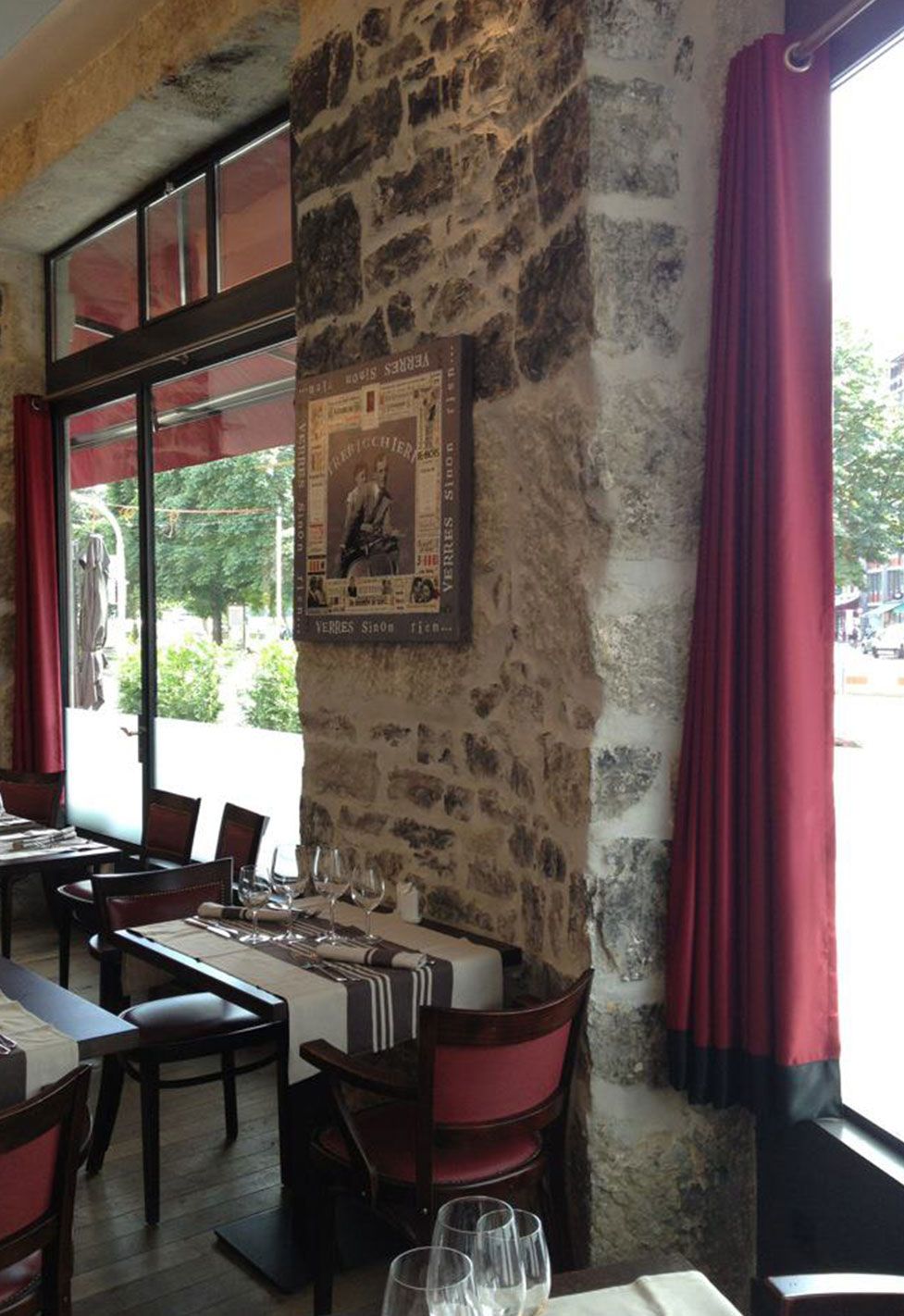 Décoration du restaurant les 3 verres à Plainpalais. Réalisation ID Interior Design par Anne-Laure Ferry-Adam, architecte d'intérieur à Genève.