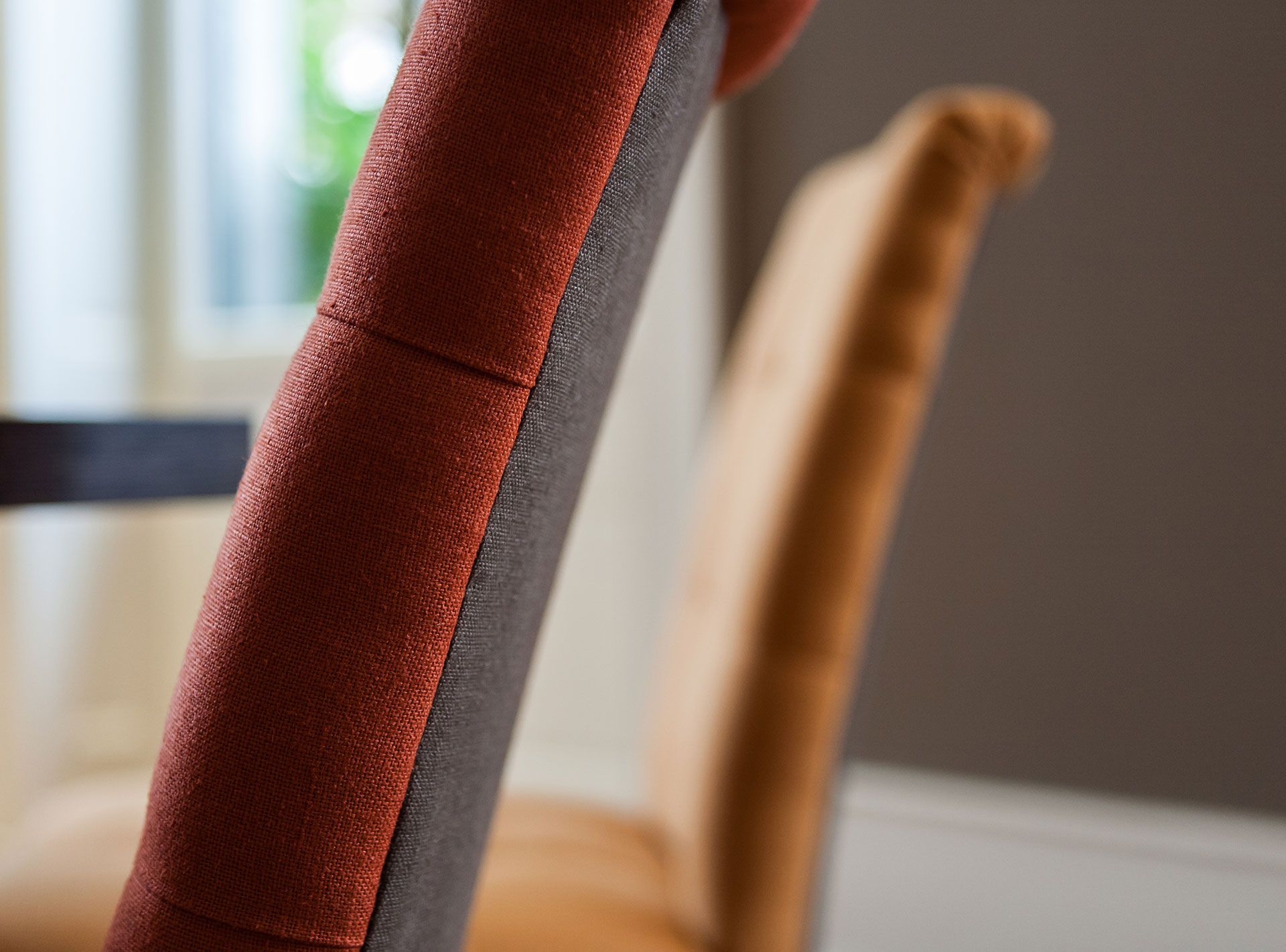 détail de fauteuils d'une maison de maitre à Conches. Réalisation Anne-Laure Ferry-Adam d'ID intérior design, architecte d'intérieur à Genève.