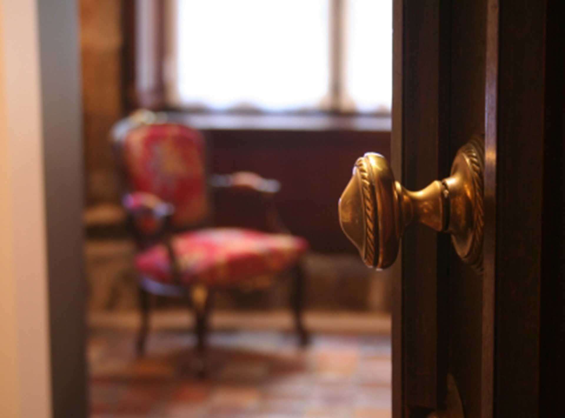 Entrée d'une chambre d'un hotel particulier de Paris 6ème. Réalisation ID Interior Design par Anne-Laure Ferry-Adam, architecte d'intérieur Genève.