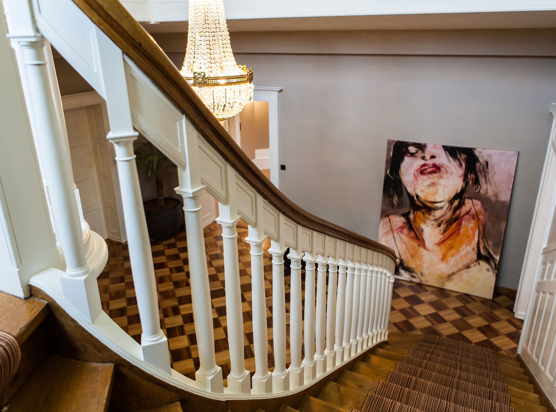 Descente d'escalier d'une maison de maitre à Conches. Réalisation Anne-Laure Ferry-Adam d'ID intérior design, architecte d'intérieur à Genève.