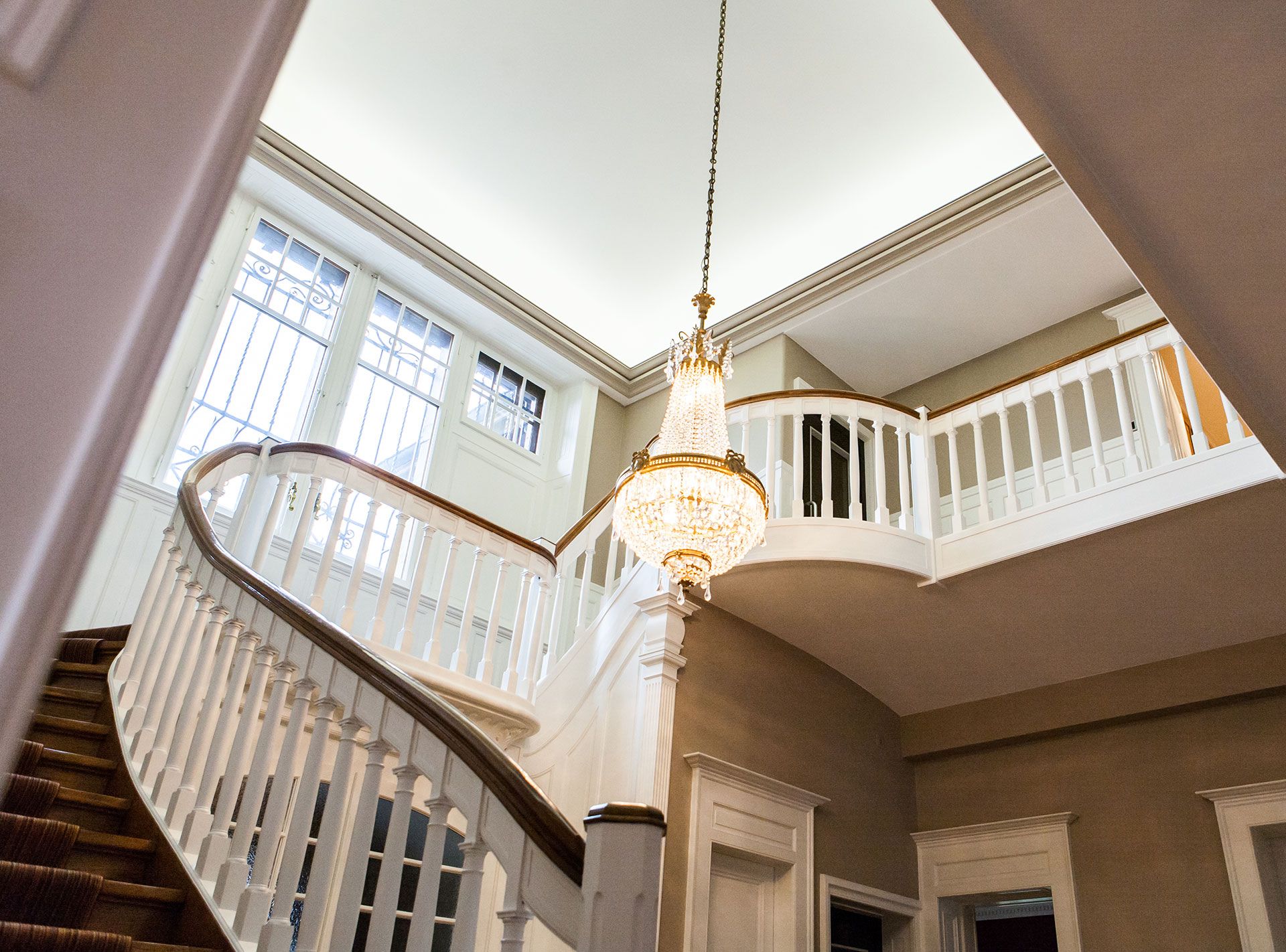 Escalier d'une maison de maitre à Conches. Réalisation Anne-Laure Ferry-Adam d'ID intérior design, architecte d'intérieur à Genève.