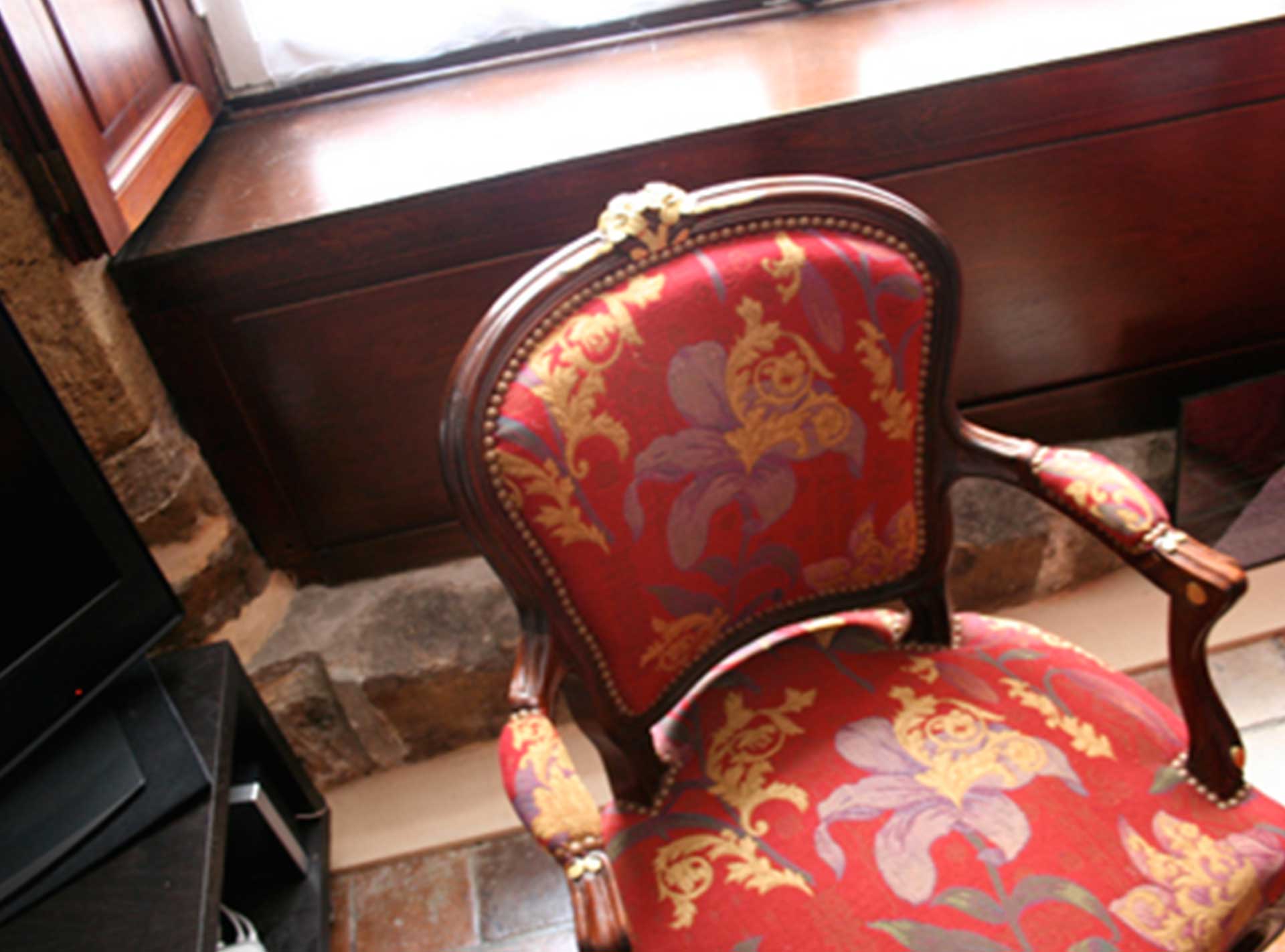 Fauteuil d'une chambre d'un hotel particulier de Paris 6ème. Réalisation ID Interior Design par Anne-Laure Ferry-Adam, architecte d'intérieur Genève.