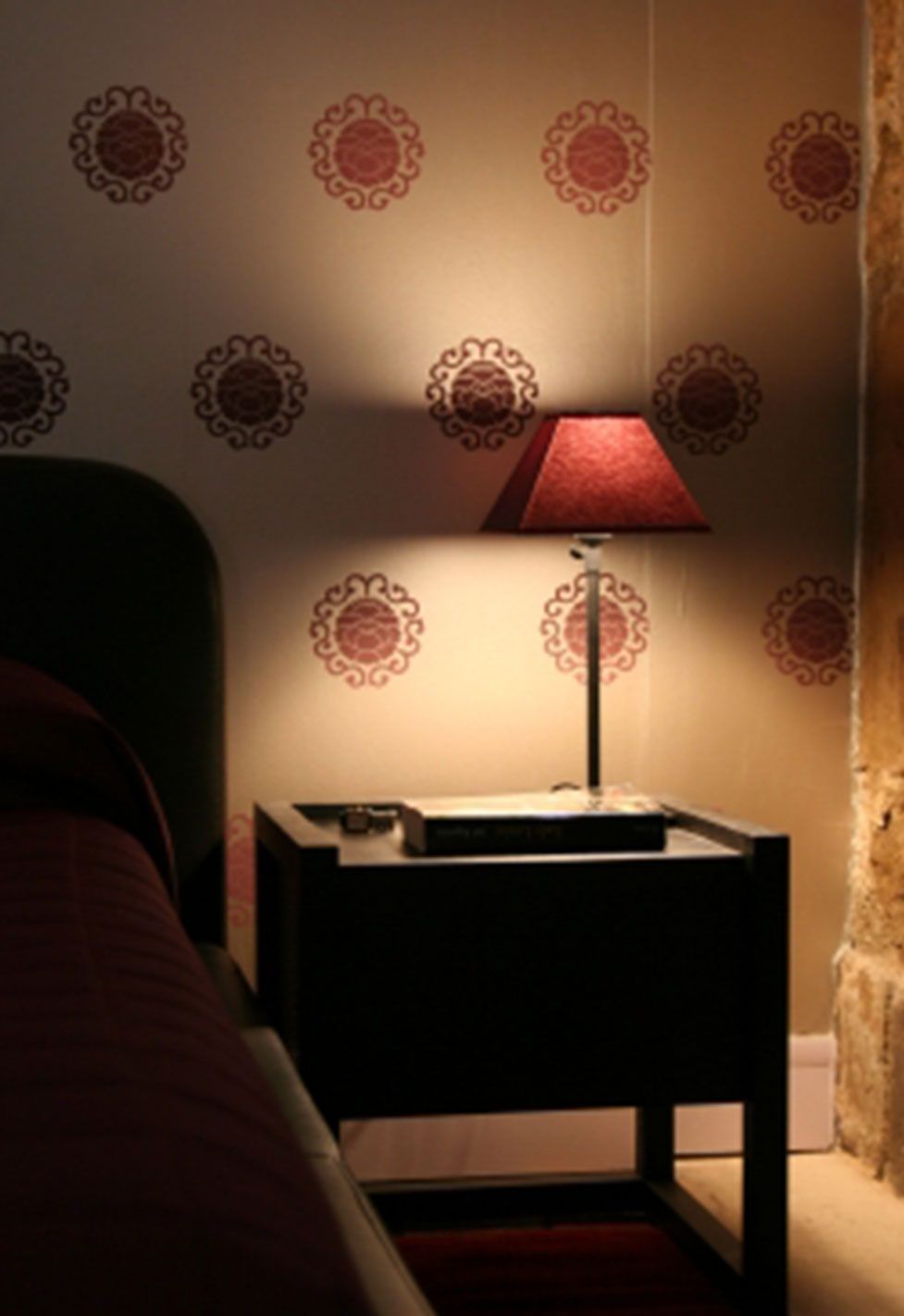 Lampe dans chambre d'un hotel particulier de Paris 6ème. Réalisation ID Interior Design par Anne-Laure Ferry-Adam, architecte d'intérieur Genève.
