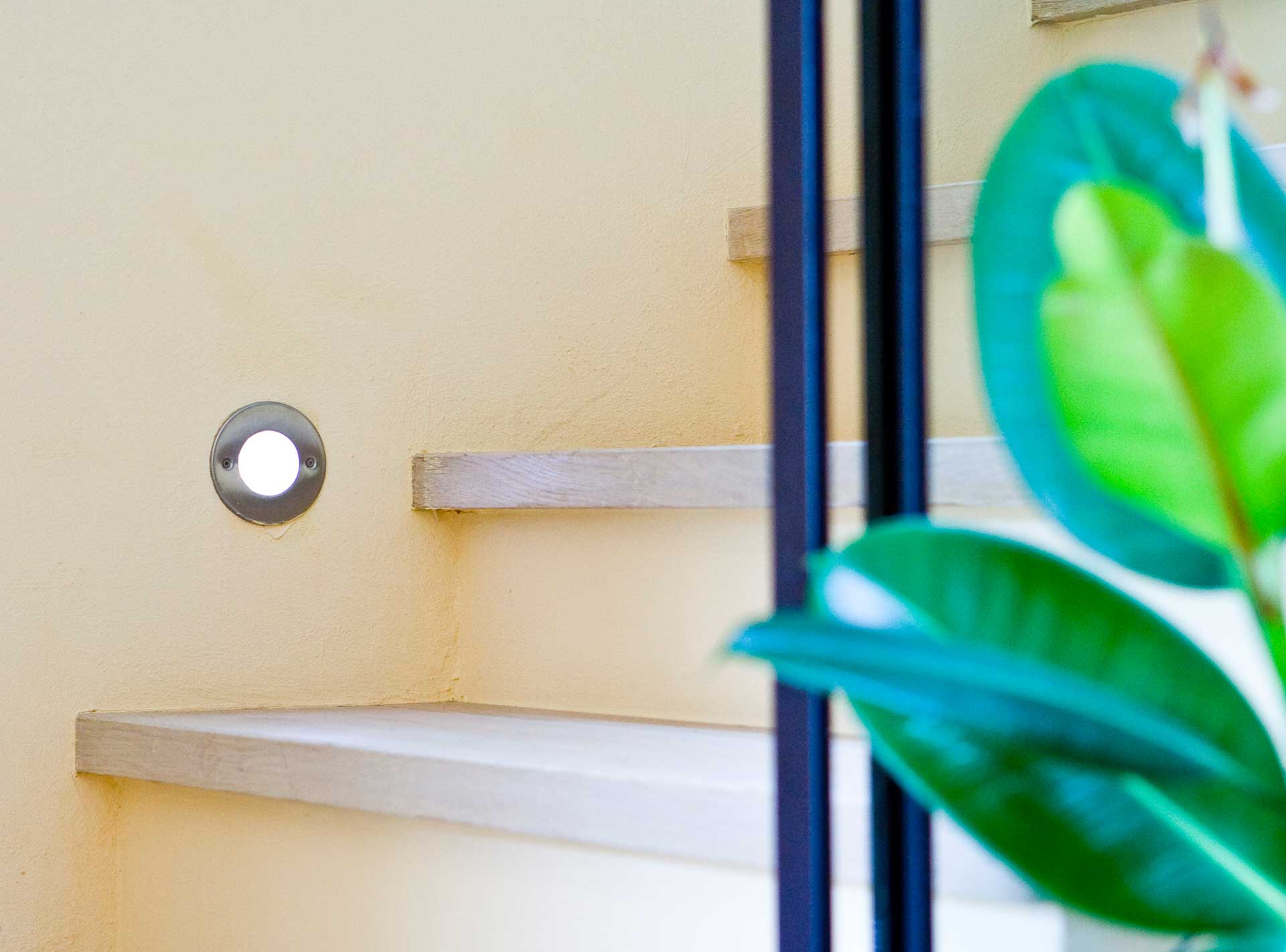 Lumière de l'escalier de la ferme de Founex rénovée en appartement par Anne-Laure Ferry-Adam, architecte d'intérieur à Genève