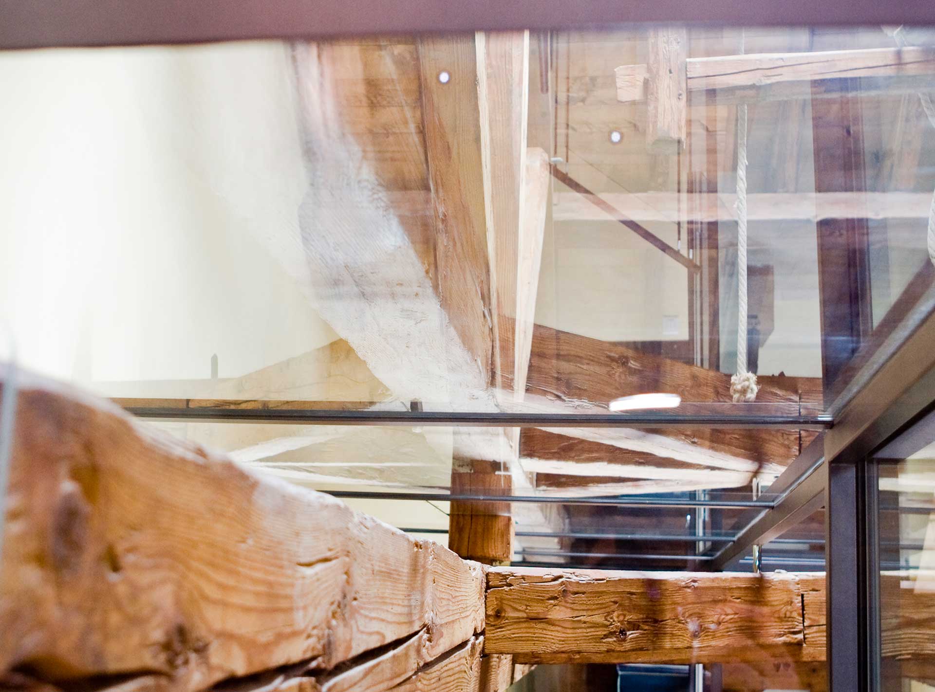 plateau en verre et bois de la ferme de Founex rénovée en appartement par Anne-Laure Ferry-Adam, architecte d'intérieur à Genève
