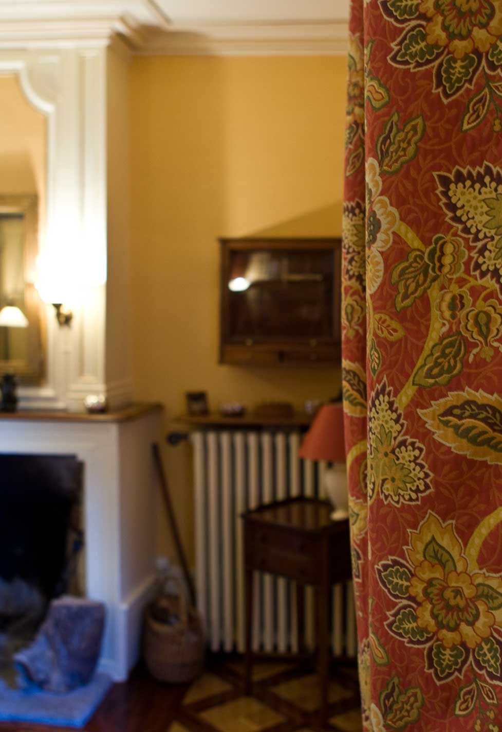 détail de rideaux du salon de cette maison ancienne à Carouge. Réalisation d'Anne-Laure Ferry-Adam, architecte d'intérieur à Genève.