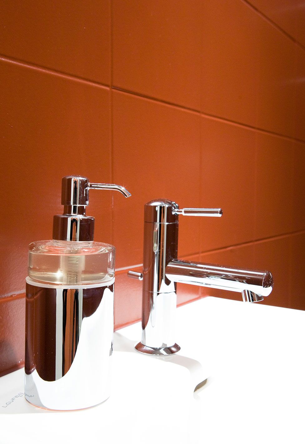 Salle de bains pour des bureaux dans le quartier des banques à Genève. Réalisation ID Interior Design par Anne-Laure Ferry.-Adam, architecte d'intérieur.