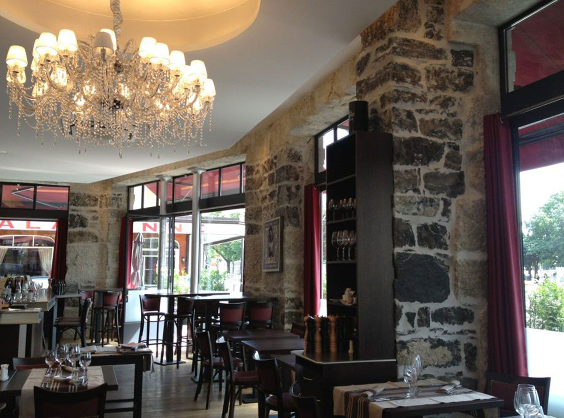 Salle du restaurant les 3 verres à Plainpalais. Réalisation ID Interior Design par Anne-Laure Ferry-Adam, architecte d'intérieur à Genève.
