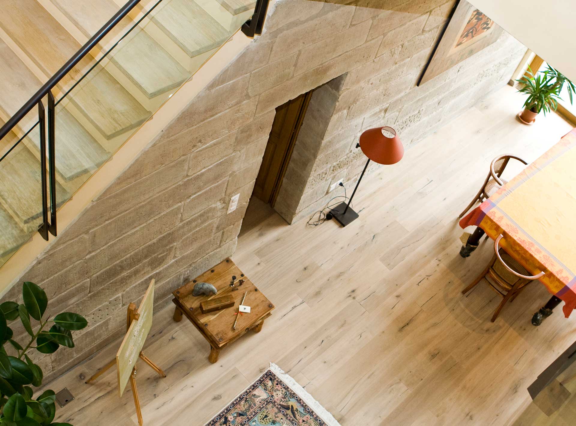 vue de la salle à manger depuis l'escalier de cette ferme rénovée en appartement par Anne-Laure Ferry-Adam, architecte d'intérieur