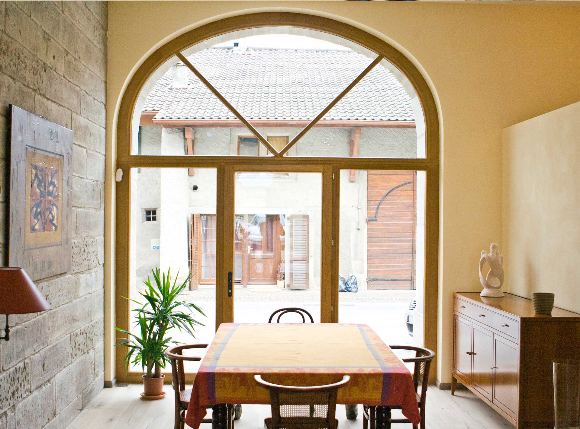 Salle à manger de cette ferme rénovée en appartement par Anne-Laure Ferry-Adam, architecte d'intérieur