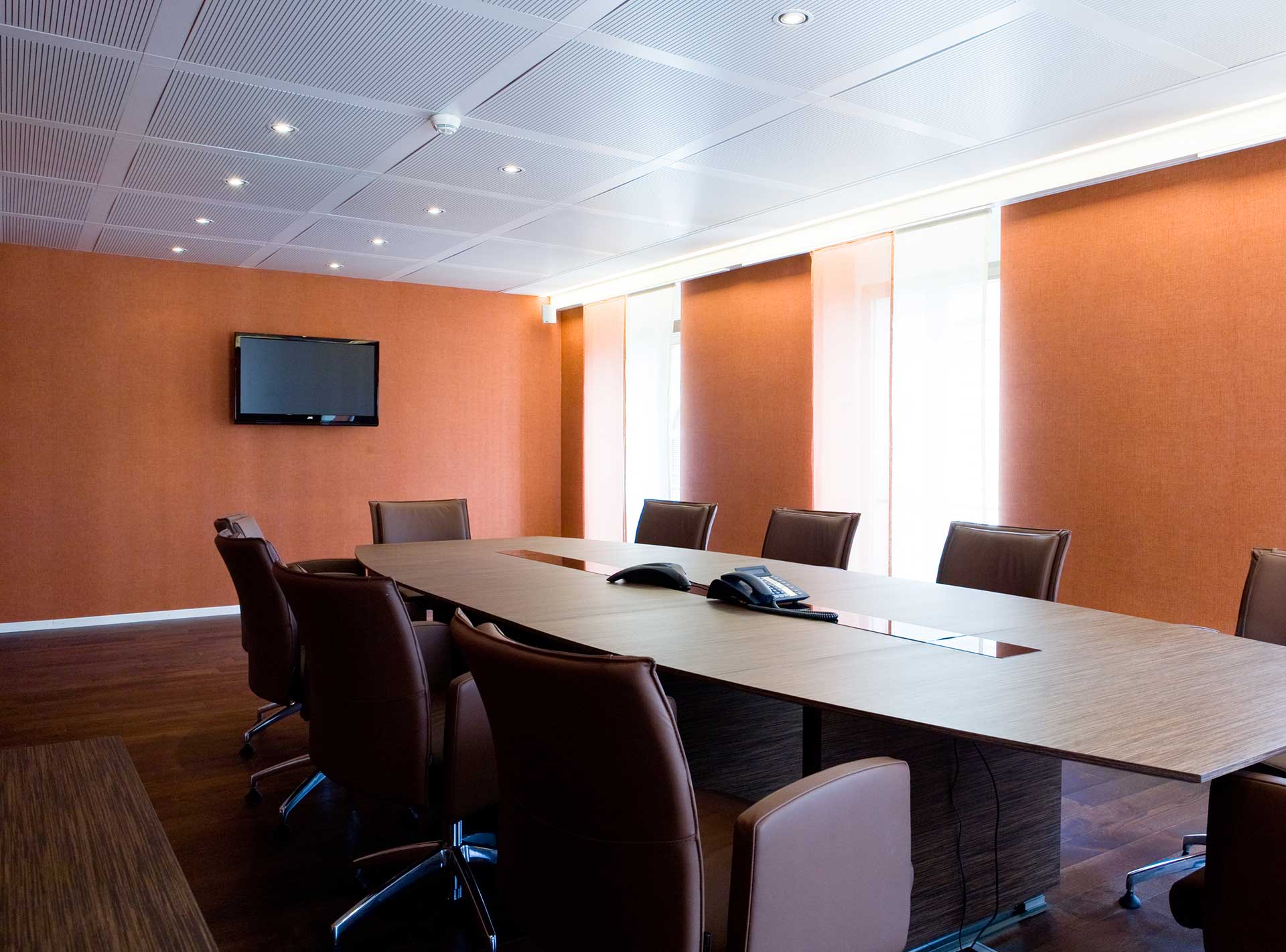 Salle de réunion pour des bureaux dans le quartier des banques à Genève. Réalisation ID Interior Design par Anne-Laure Ferry.-Adam, architecte d'intérieur.