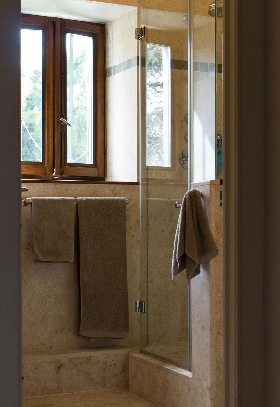 Salle de douche de cette maison ancienne à Carouge. Réalisation par Anne-Laure Ferry-Adam, architecte d'intérieur à Genève.