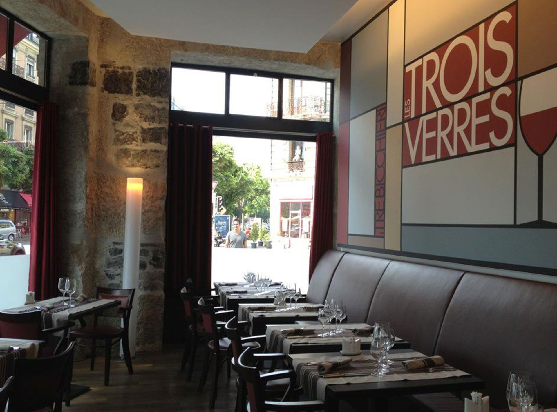 Tables du restaurant les 3 verres à Plainpalais. Réalisation ID Interior Design par Anne-Laure Ferry-Adam, architecte d'intérieur à Genève.