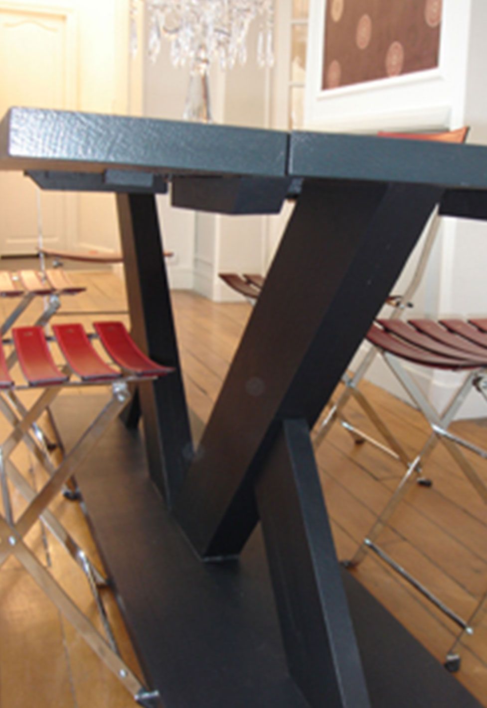Table de la salle à manger d'un appartement ancien à Paris 6ème. Réalisation ID Interior Design par Anne-Laure Ferry-Adam, architecte d'intérieur à Genève.