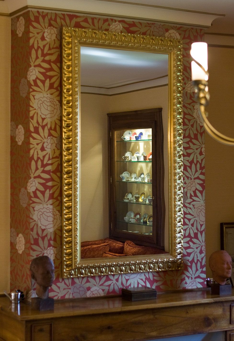 détail du tableau au dessus de la cheminée de cette maison ancienne à Carouge. Réalisation d'Anne-Laure Ferry-Adams, architecte d'intérieur à Genève.