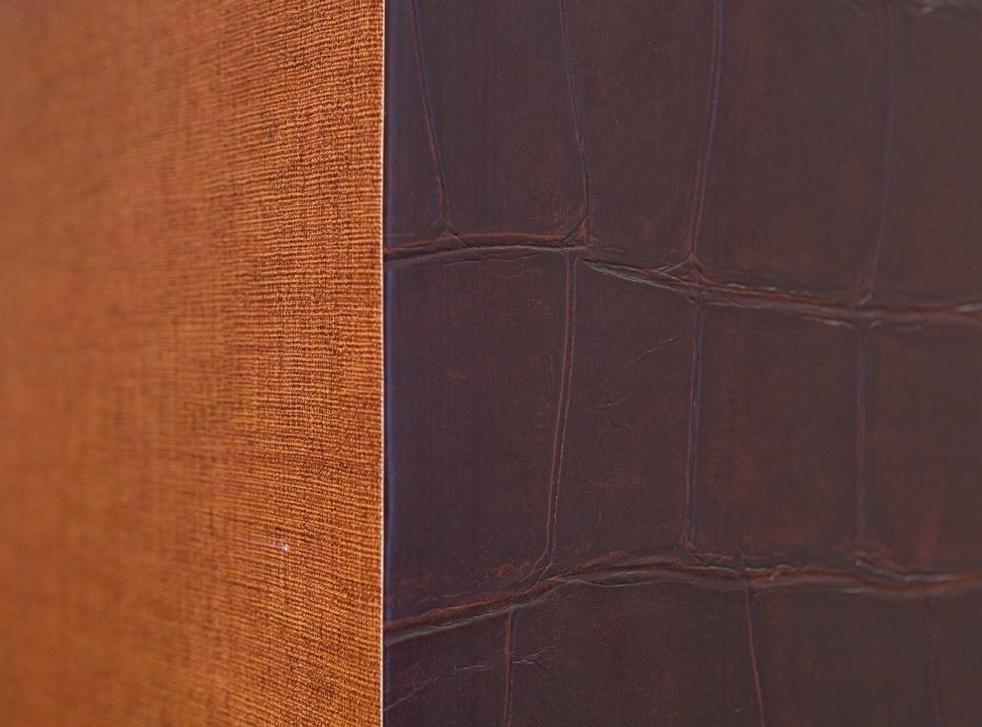 Mélange cuir marron et tissu orange pour cette chaise d'un bureau du quartier des banques à Genève. Réalisation par Anne-Laure Ferry-Adam, architecte d'intérieur pour ID Interior Design.