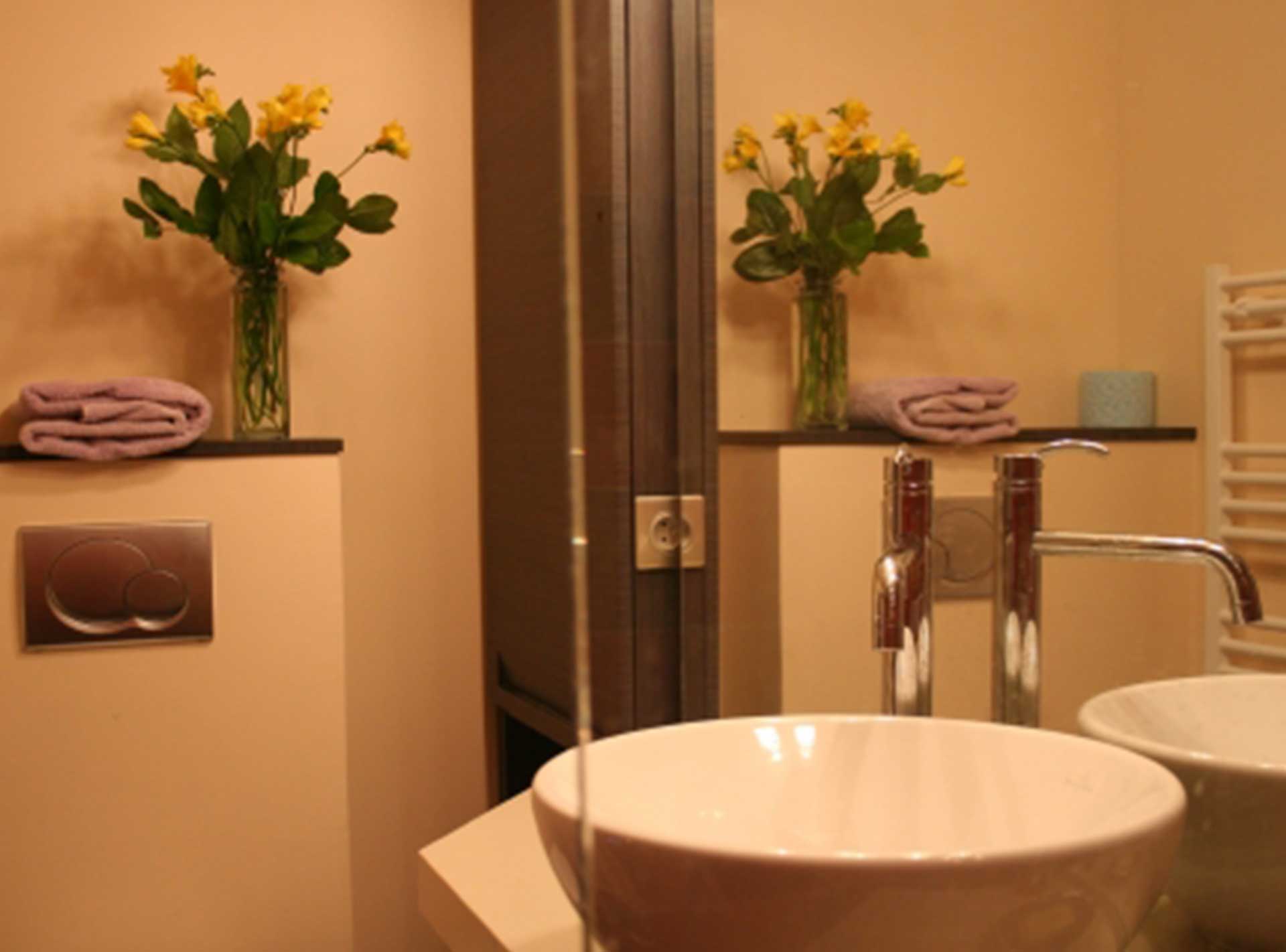 Toilettes d'une chambre d'un hotel particulier de Paris 6ème. Réalisation ID Interior Design par Anne-Laure Ferry-Adam, architecte d'intérieur Genève.