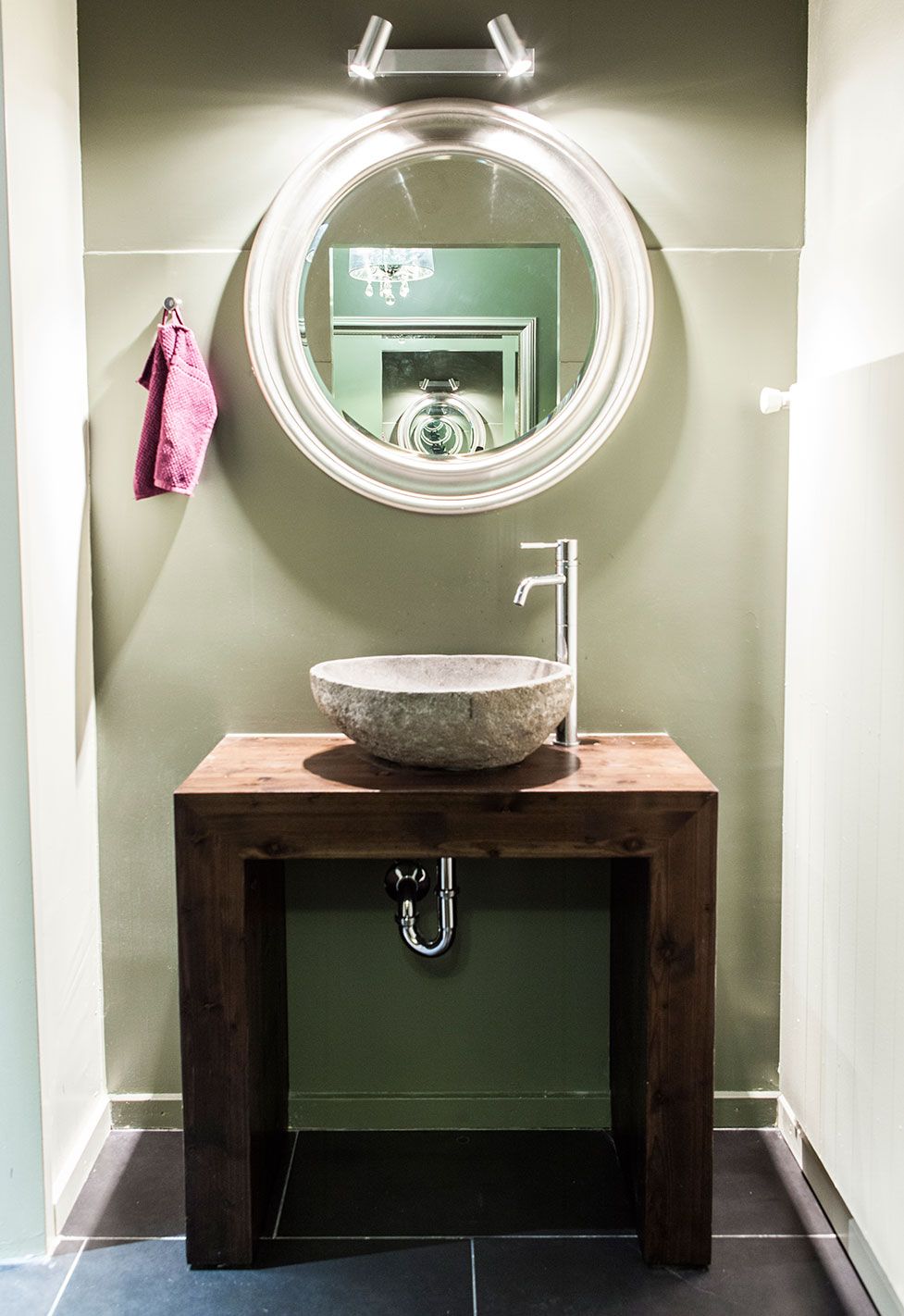 Toilettes des vestiaires individuel de l'Event place, salle de yoga à Genève. Réalisation par ID Interior Design et Anne-Laure Ferry-Adam, architecte d'intérieur à Genève.