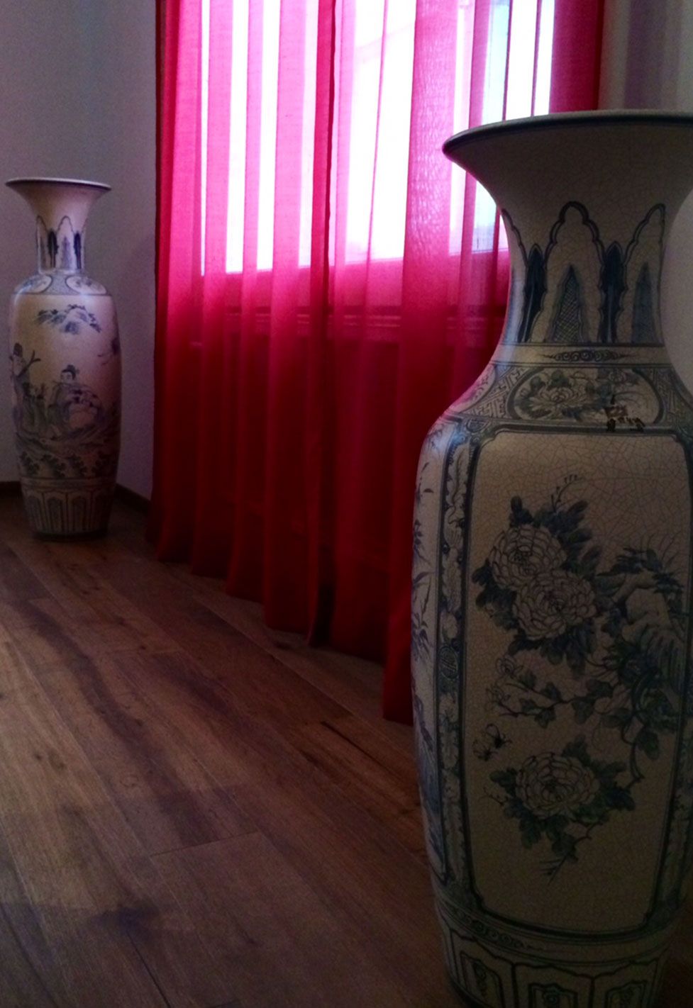 Vases chinois dans les bureaux de la fiducière Olexco. Réalisation ID Interieur Design, par Anne-Laure Ferry-Adam, architecte d'intérieur à Genève.