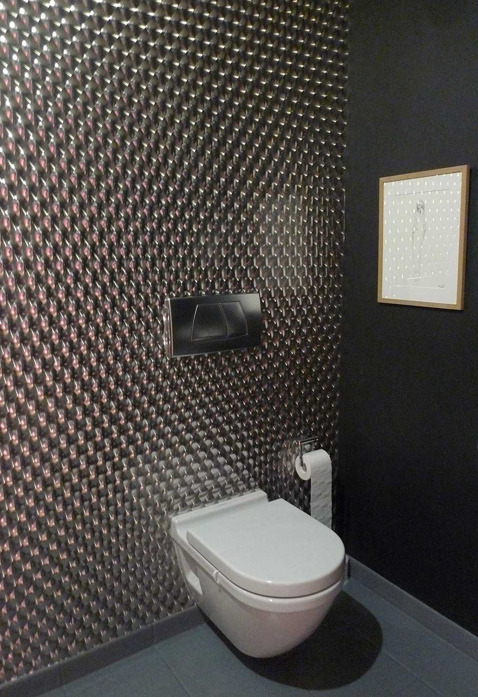 toilettes stylisées avec tapisserie dans un appartement de carouge